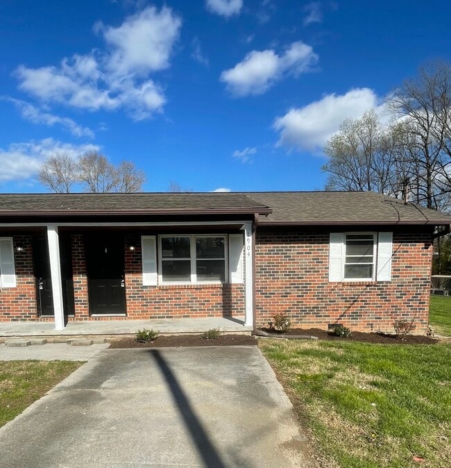 Building Photo - 1904 Meadowview Ln