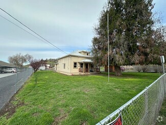 Building Photo - 635 NE 35th St