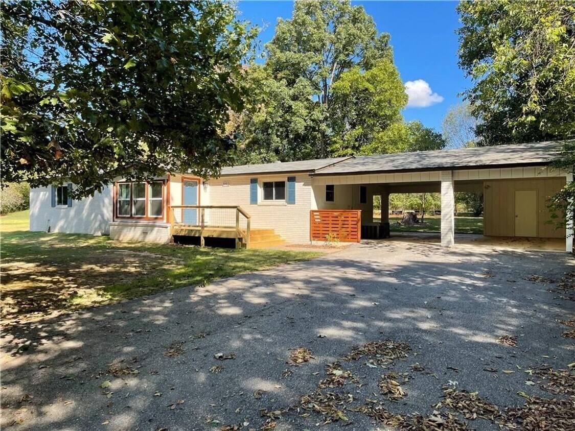 Foto principal - Secluded 3 Bedroom Home Near Lake Fayettev...