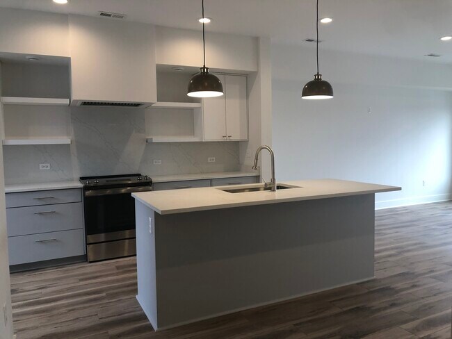 Isla de cocina con encimeras de cuarzo y protector contra salpicaduras de piedra natural maciza - 510 Court St