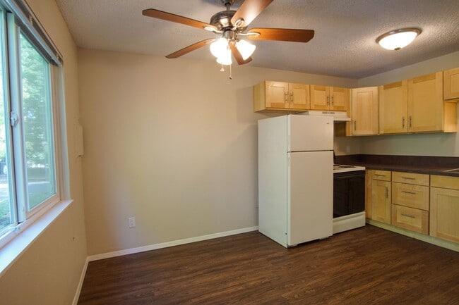 Building Photo - Updated Sunnyside Two-Bedroom with Parking...