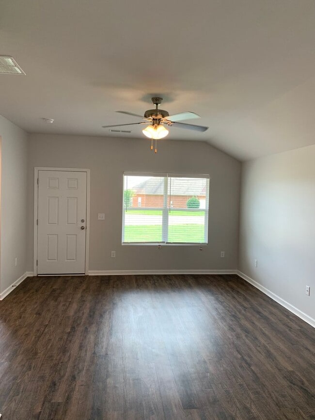 Building Photo - Don’t Miss This — Pre-Leasing 3-Bed, 2-Bath Home in Lakeside Cottages