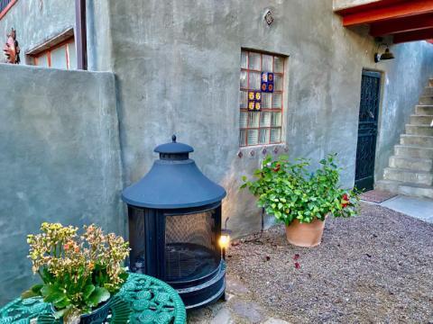 Entry Courtyard - 514 N Plumer Ave