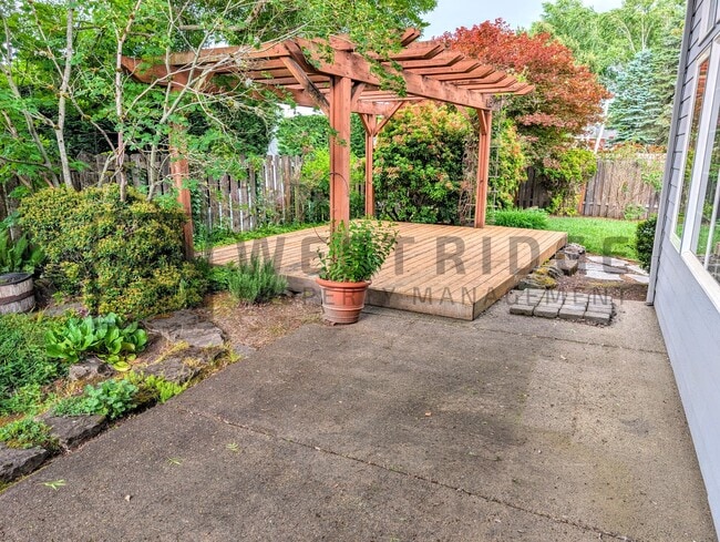 Building Photo - 632 NW Pacific Grove Dr