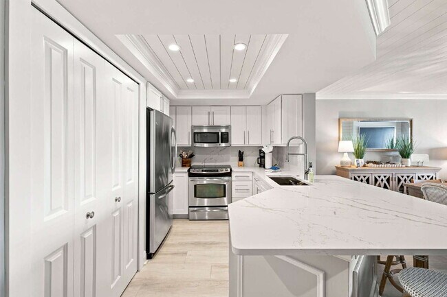 Foto del edificio - Chateau Vanderbilt 3 bedroom condo with water views.