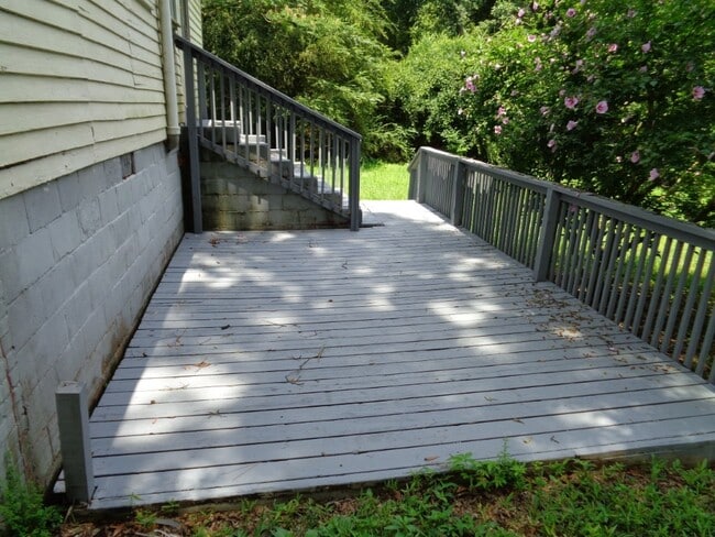 Building Photo - Cute as a button! 2 bed, 1 full bath, reno...