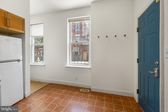 Foto del edificio - 3001 W Girard Ave
