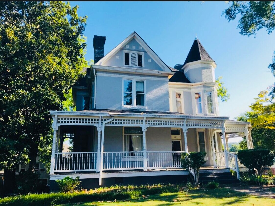 Casa principal - 331 E 6th St