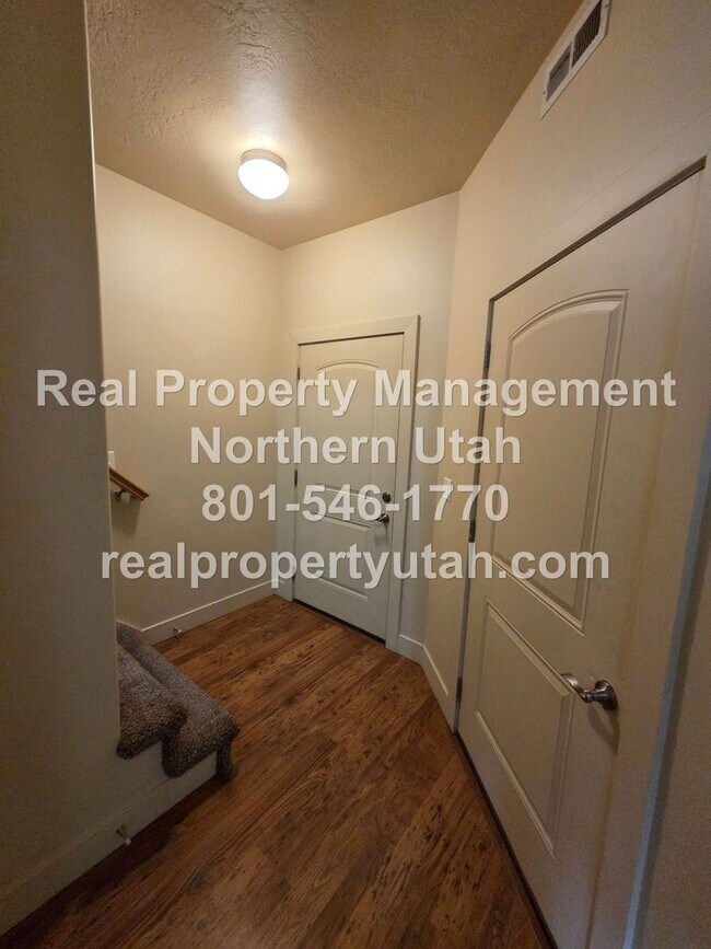 Foto del edificio - 3 Bedroom 2 Bath Townhome in West Haven Available Now!