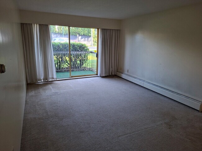 Photo du bâtiment - 1320 King Albert Ave