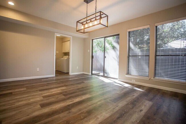 Foto del edificio - 2301 Mistletoe Dr