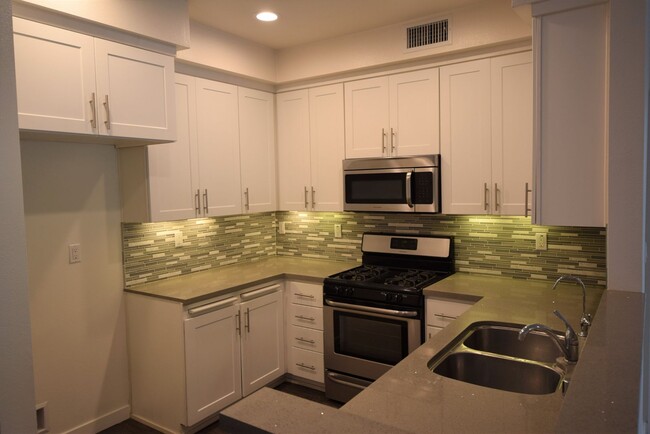 Foto del edificio - 7851 Ventura Canyon Ave