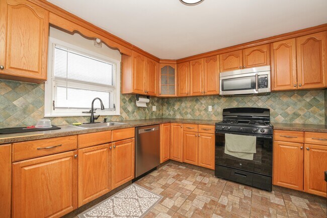 Building Photo - 332 MacArthur Ave