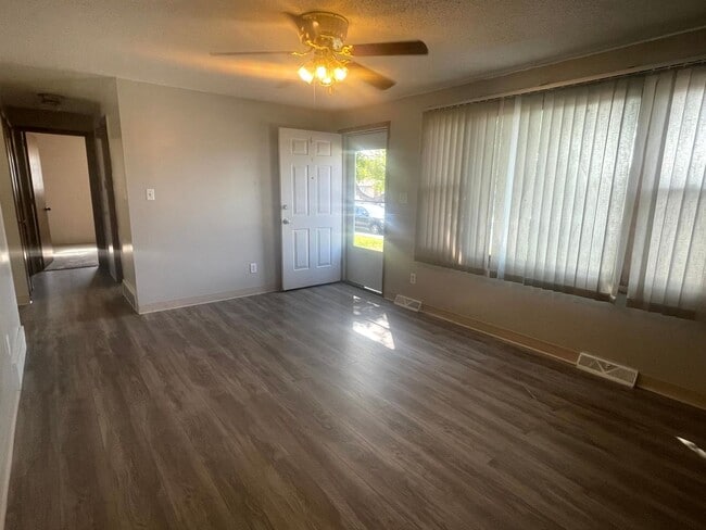 Building Photo - Two bedroom, One and half bathroom house! Pet friendly!