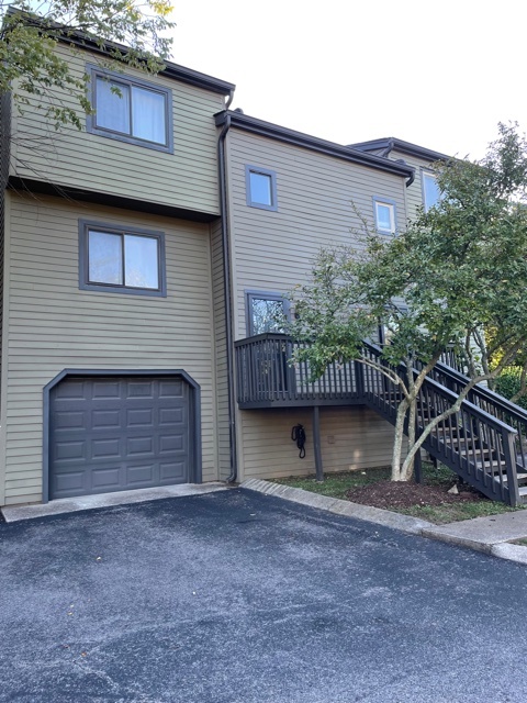 Townhome Entrance - 233 Summit Ridge Dr
