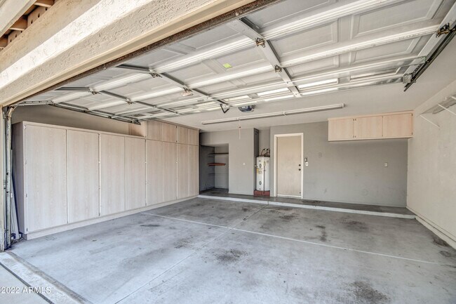 Building Photo - 891 E Sheffield Ave