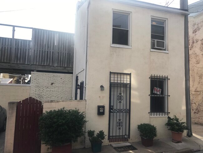 Building Photo - 242 S Madeira St