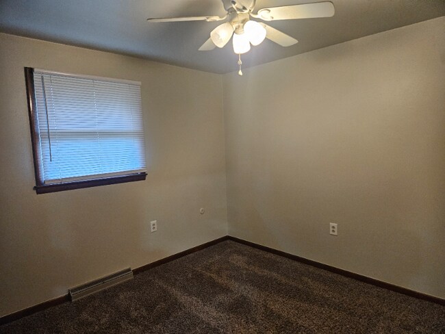 Foto del edificio - 3819 1/2 Camelot Ln