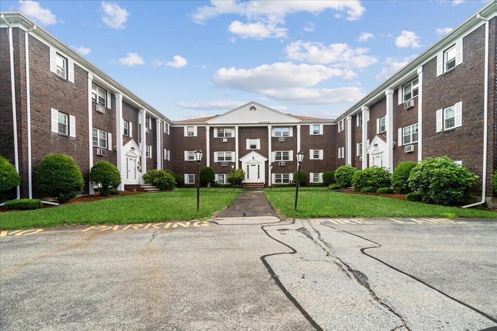 Primary Photo - 130 Parker St