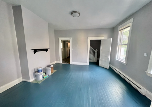 Building Photo - Large Remodeled 3 bed 1.5 Bath Home with O...