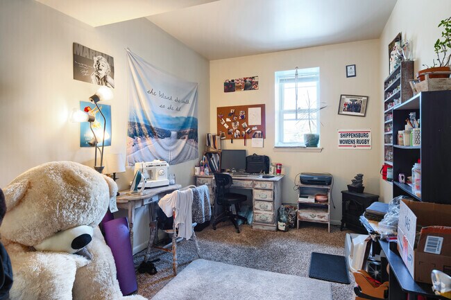 Interior Photo - 201 York St