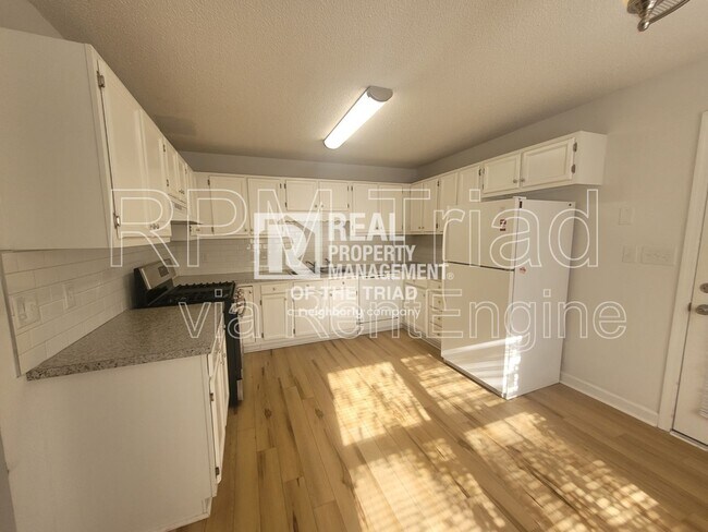 Foto del edificio - 1349 Brookwood Dr