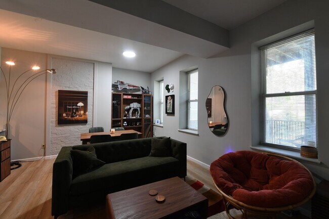 Foto del edificio - 810 Russell Blvd