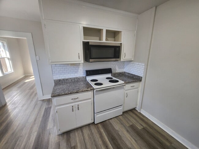 Foto del edificio - Total-Privacy Property: 3 Bedroom with Big Backyard