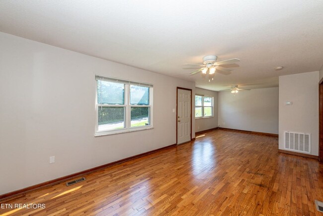 Building Photo - Maryville 37803 - 3 bedroom, 1 bath home -...