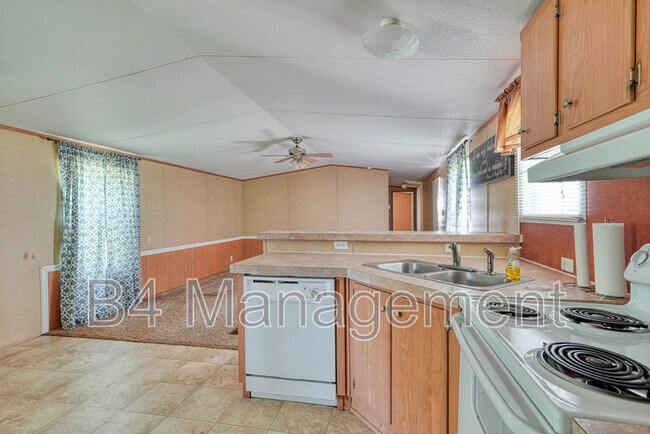 Foto del edificio - 242 State Rd S-44-68