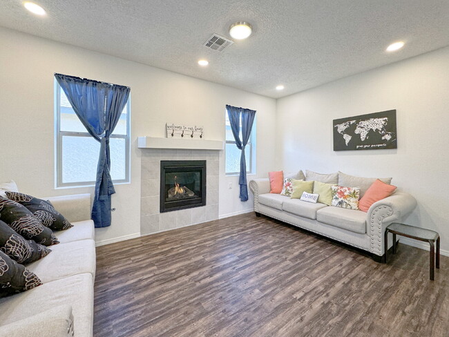 Foto del edificio - Almost new home in Mountain Hawk area of N...