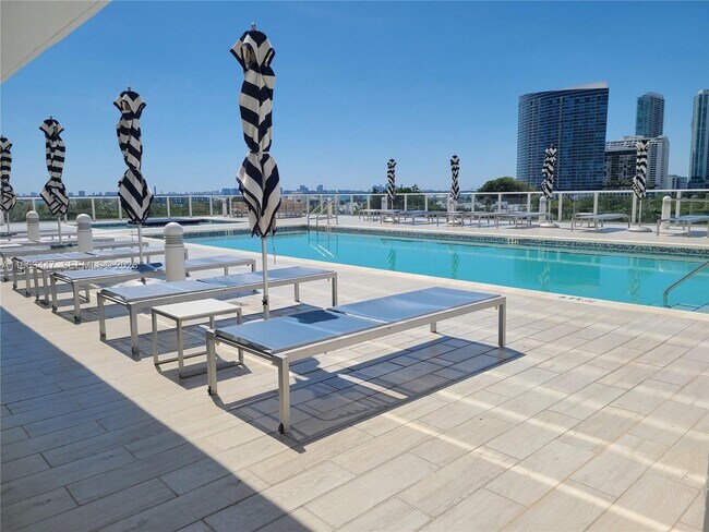 Foto del edificio - 4250 Biscayne Blvd