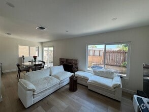 Building Photo - 3221 Vineland Ave
