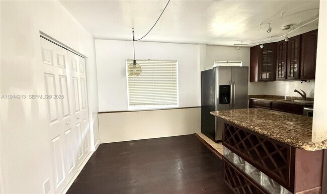 Foto del edificio - 755 NE 91st St