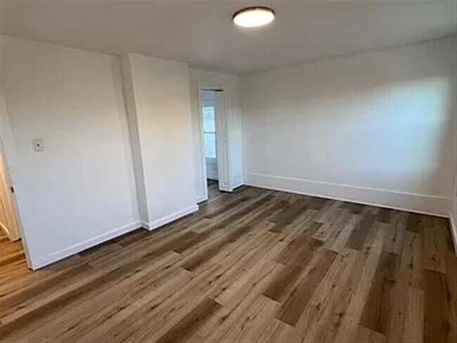 Building Photo - Comfortable home a10