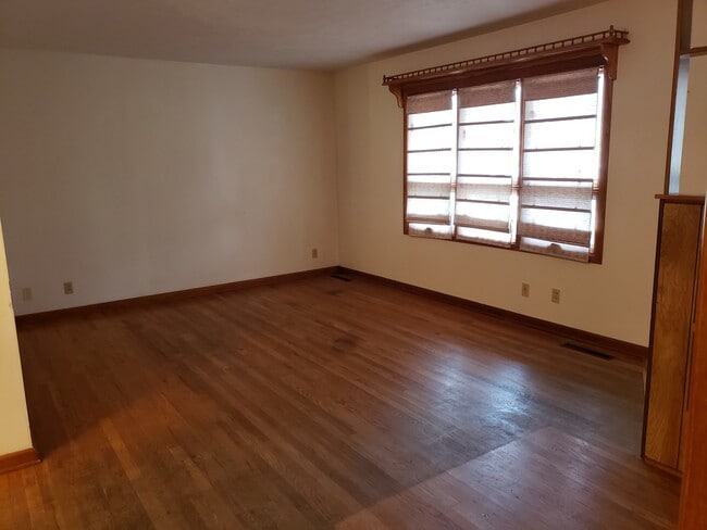 Building Photo - 3 bedroom, 1.5 Bath Home located near Skyv...