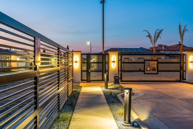 Building Photo - 2816 E Alluvial Ave
