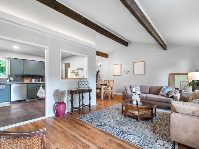 Foto del edificio - 670 Treeside Dr