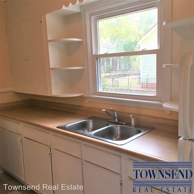 Building Photo - 2 br, 1 bath House - 814 Greenland Dr.
