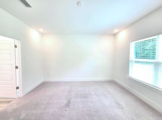 Building Photo - Spacious 2 Story Home - Saddle Ridge