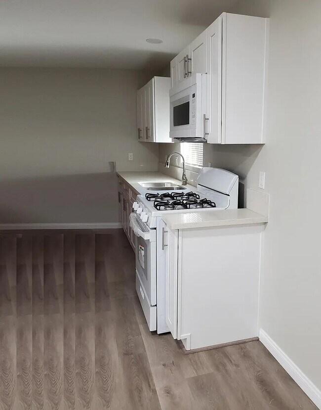 Foto del edificio - 21631 Cottonwood Ave