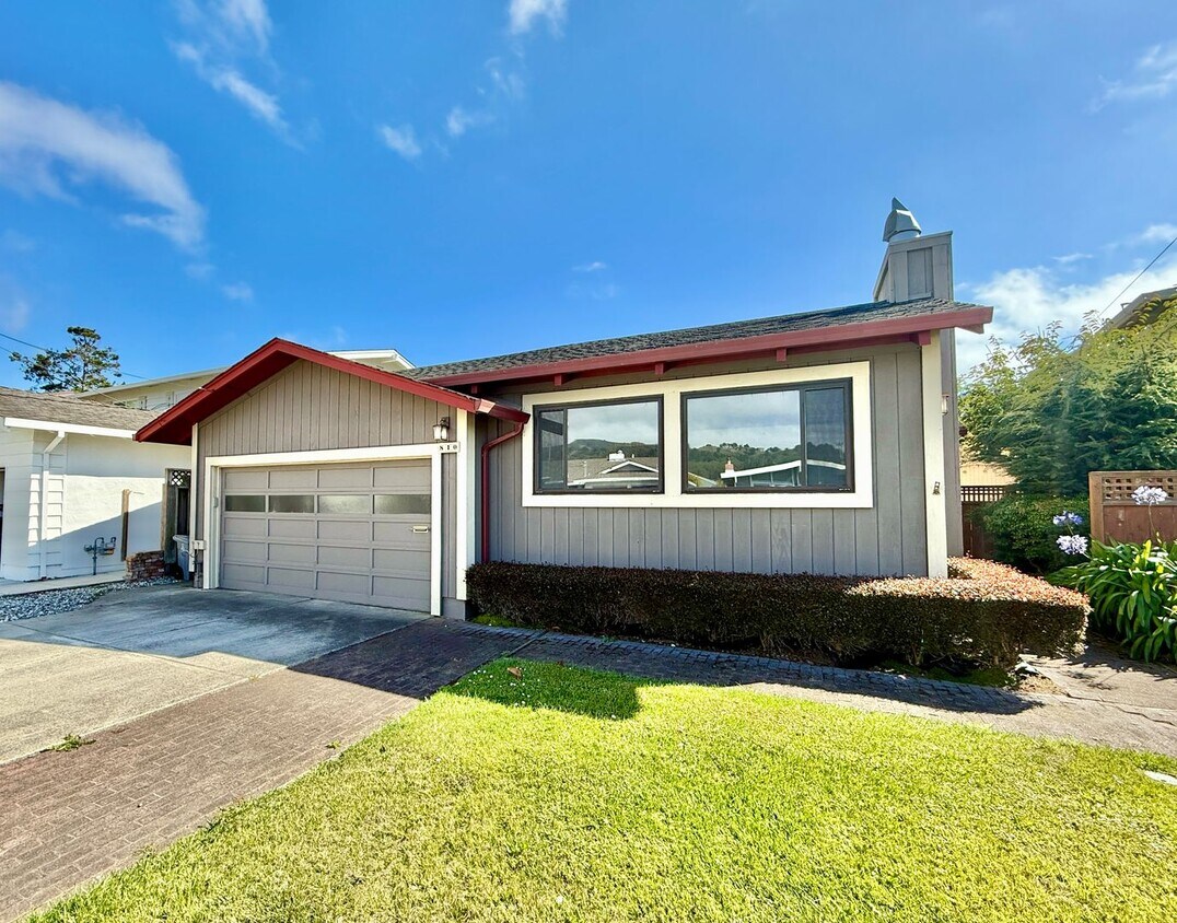 Foto principal - Renovated 3bed/2bath Linda Mar Rancher