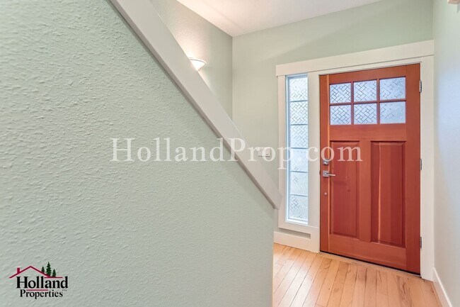 Foto del edificio - Bright & Spacious 3-Bedroom Townhome in a ...