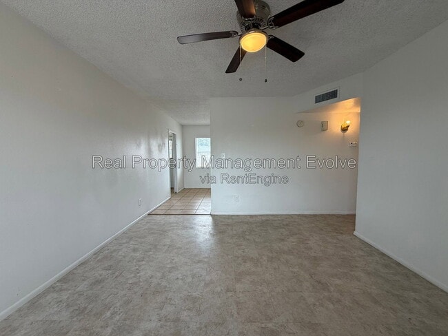 Foto del edificio - 9248 W Mescal St