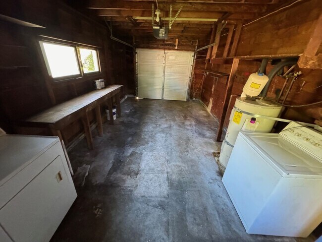 Building Photo - Quiet 4 bed 1.5 bath home in Wedgwood neig...
