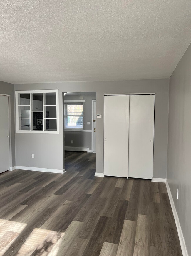 Livingroom/Bedroom - D1 Colonial Dr