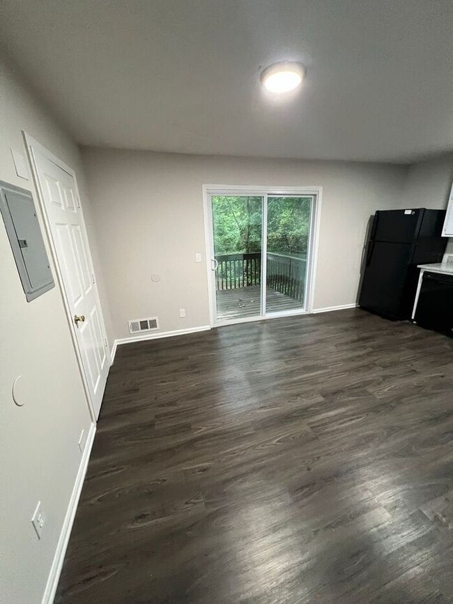 Building Photo - READY NOW!!! Amazing 2 Bedroom 1.5 bathroom Townhome !