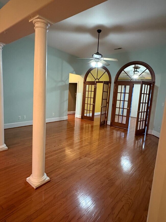 Building Photo - 533 Stonemason Dr