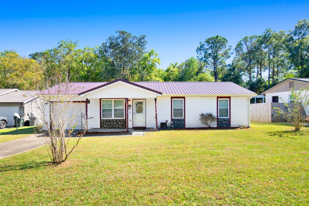 Primary Photo - 3 bed 2 bath home with solar panels and la...