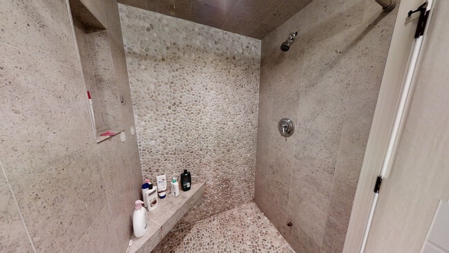 Foto del edificio - 329 W 4th St